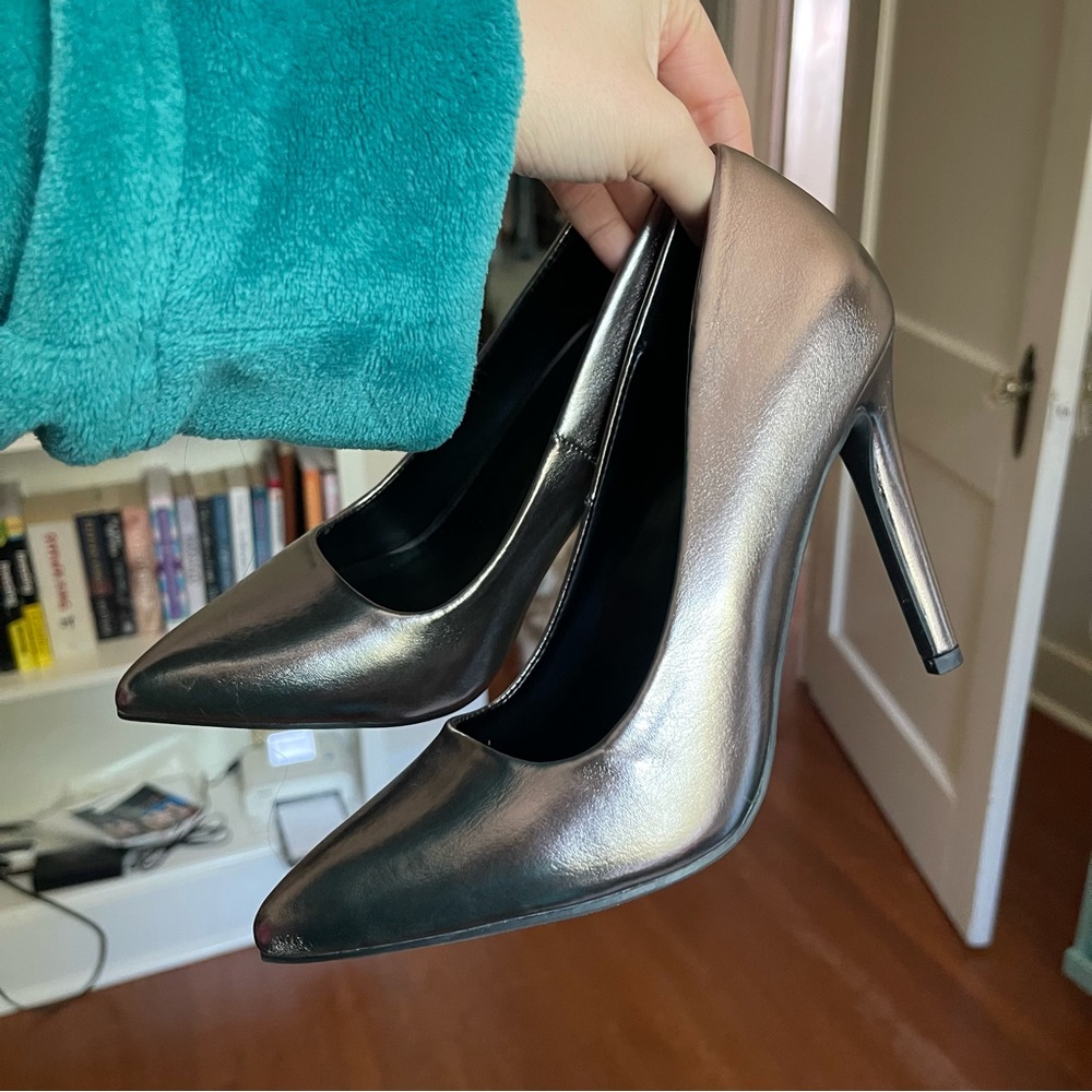 Delicious Cindy Gunmetal Silver Pumps